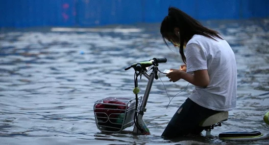 商务旅行中带绿色帽子的女老板团队遭遇暴雨航班延误行程紧张