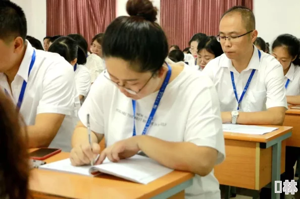 白洁教师在新的学期里迎接挑战继续帮助学生们成长