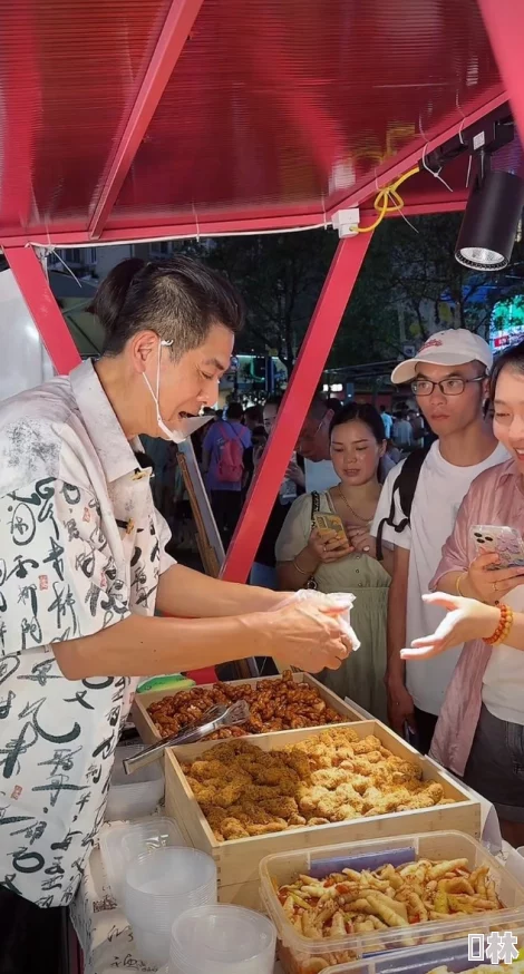 陛下h惊现街头小吃摊与神秘女子共享美食举止亲昵引路人围观