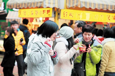 陛下h惊现街头小吃摊与神秘女子共享美食举止亲昵引路人围观