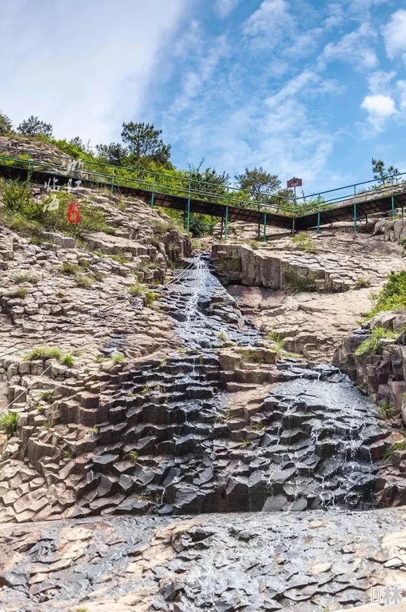 第一次是和爸爸在夏威夷火山国家公园观看熔岩流